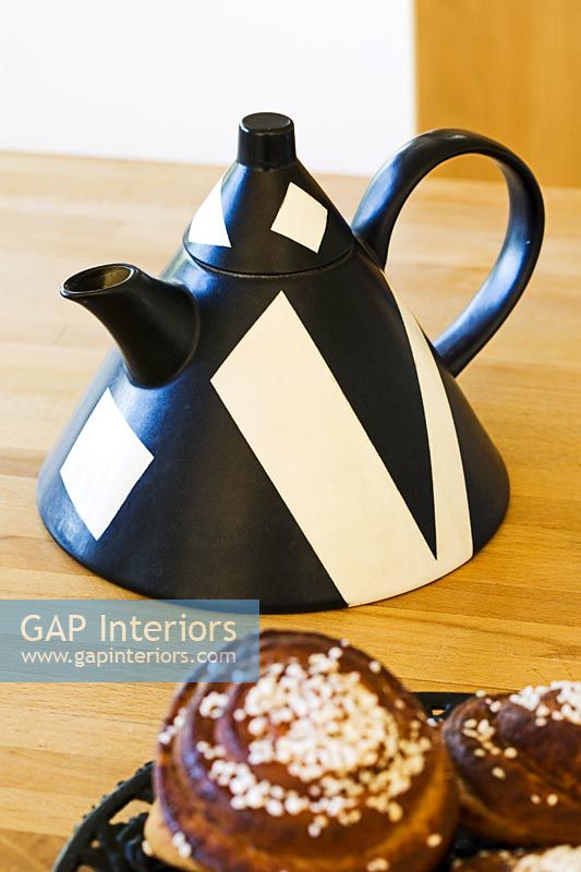 Patterned cone shaped teapot