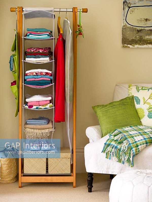 Freestanding storage unit for clothing