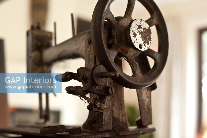 Distressed antique metal sewing machine 