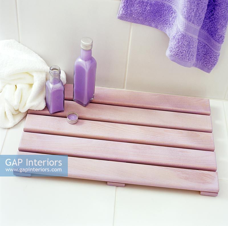 Wooden bath mat and accessories 