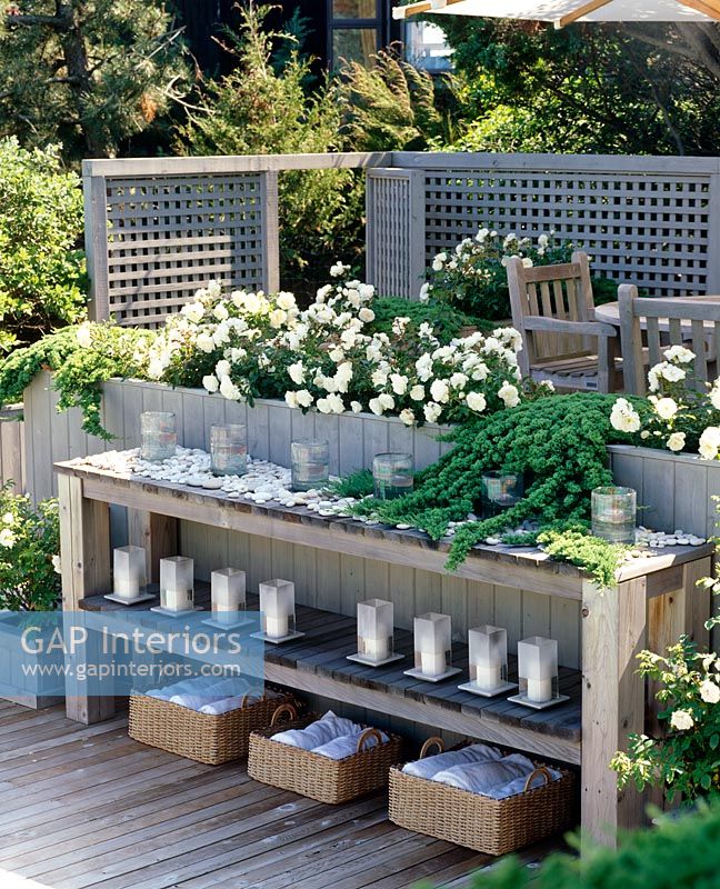 Exterior shelves with candles and towels 