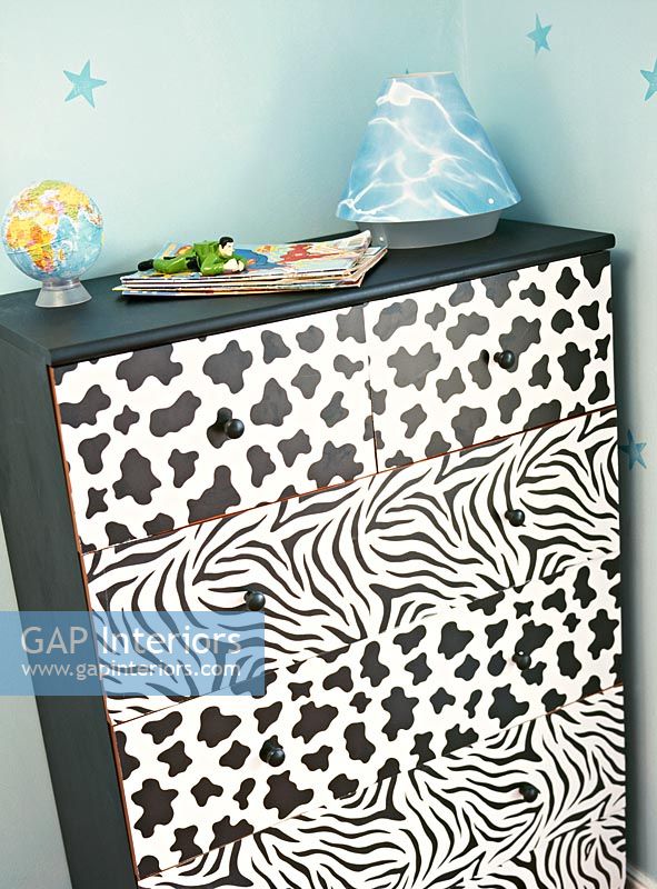 Patterned black and white chest of drawers 