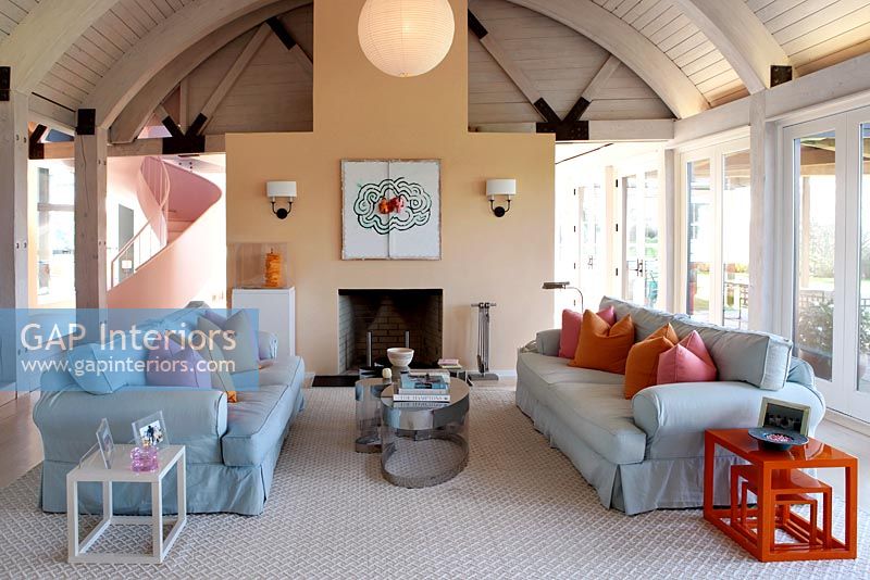 Modern living room with vaulted ceilings 