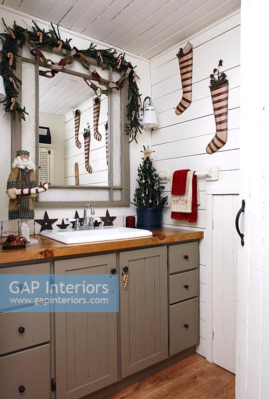 Country bathroom decorated for Christmas 
