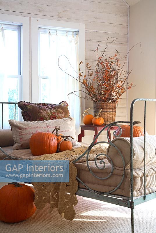 Country bedroom covered in pumpkins 