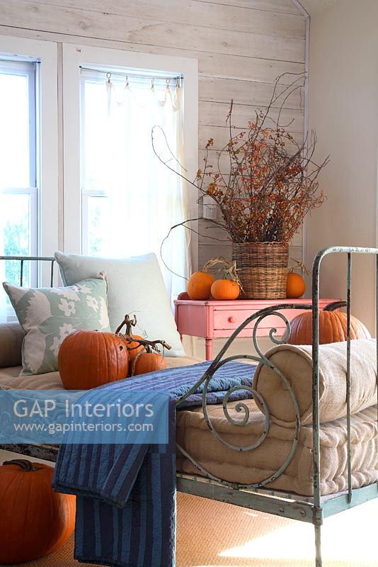Country bedroom covered in pumpkins 
