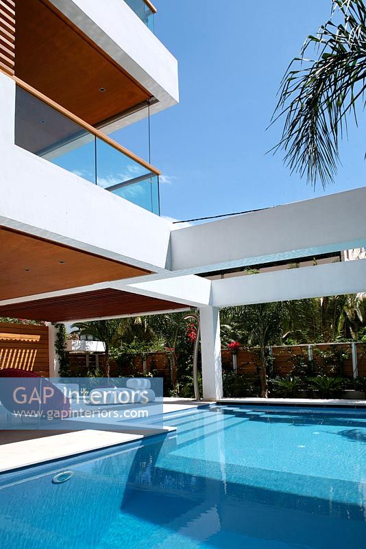Contemporary outdoor swimming pool