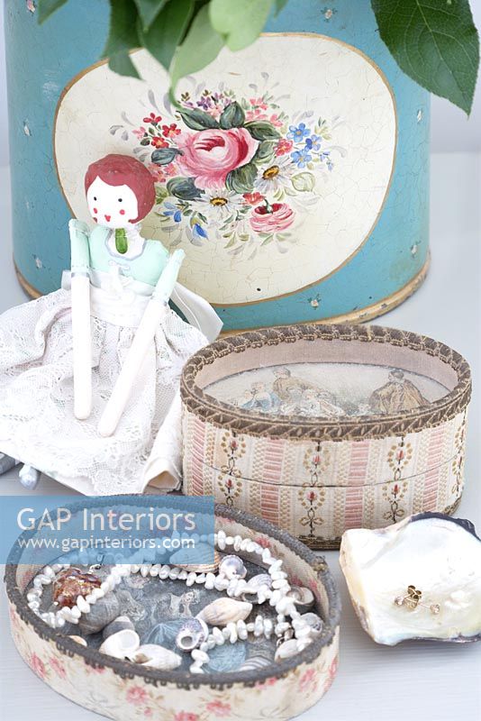 Dressing table accessories