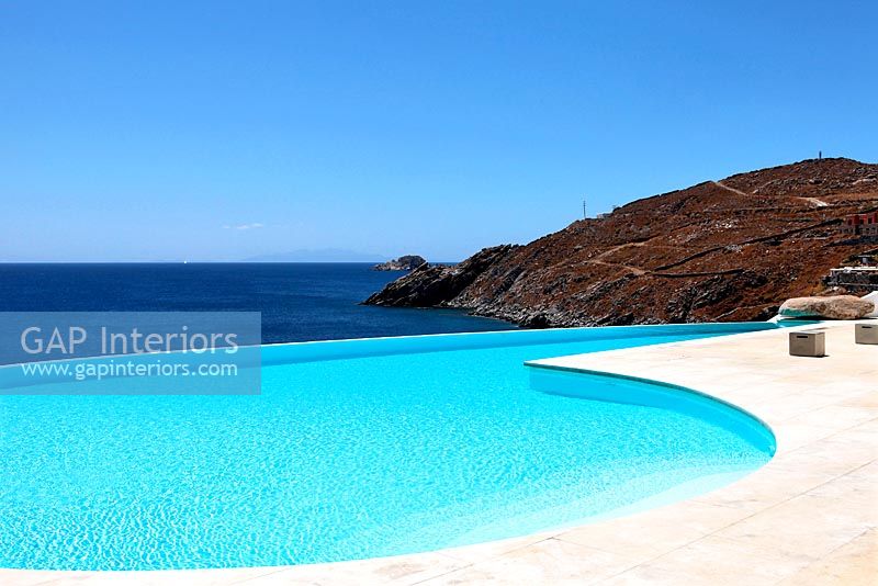 Swimming pool with sea view
