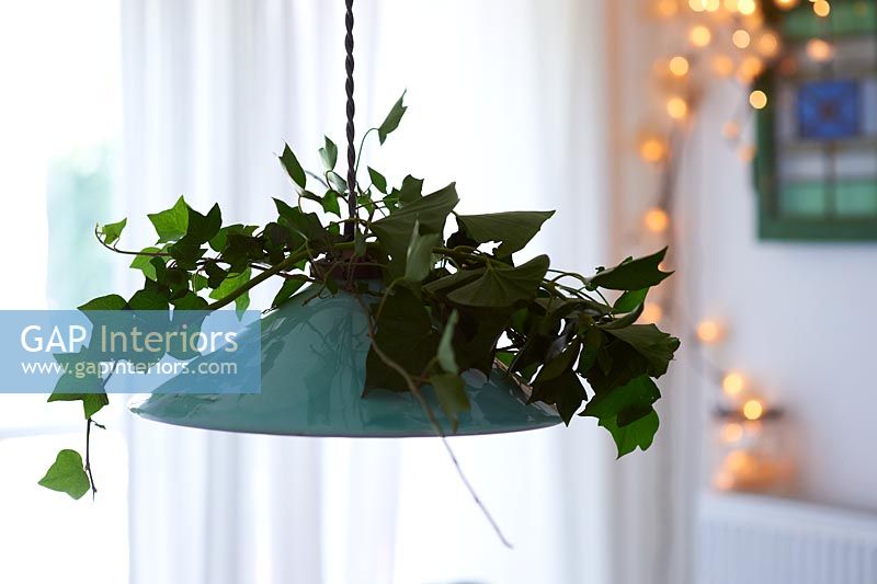 Pendant light decorated with Ivy foliage
