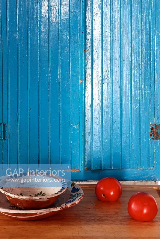 Earthenware plates and blue shutters