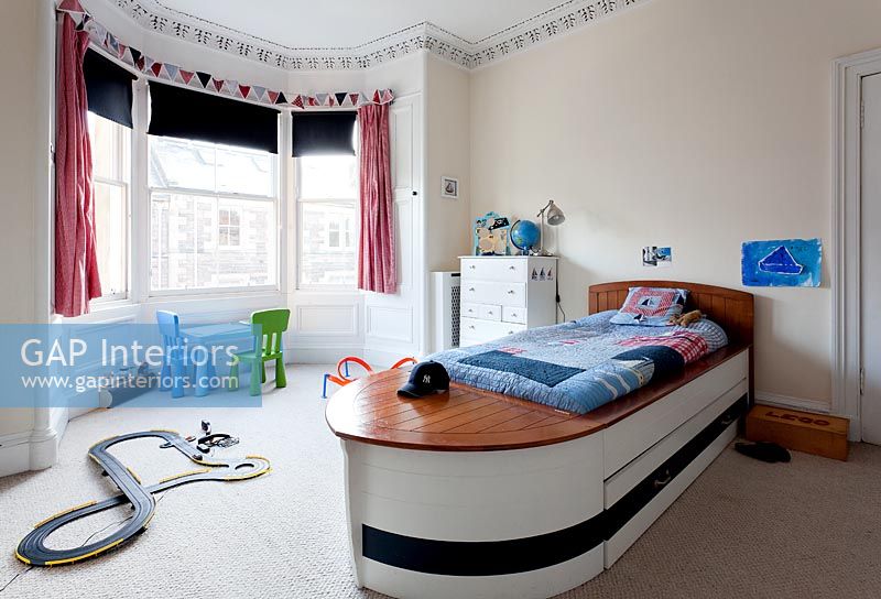 Childs bedroom with boat shaped bed