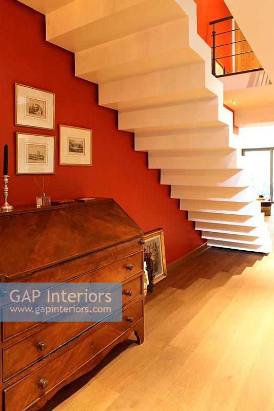 Contemporary floating staircase