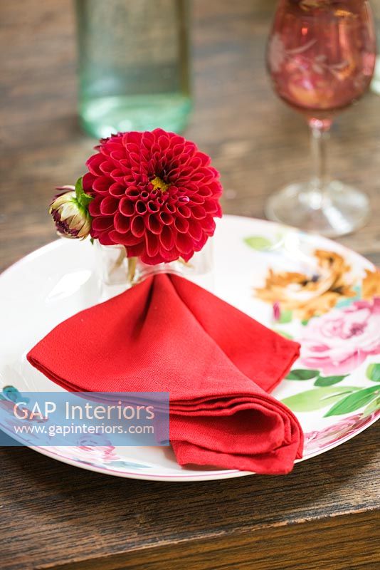 Place setting with Dahlia 'Fenstergucker'