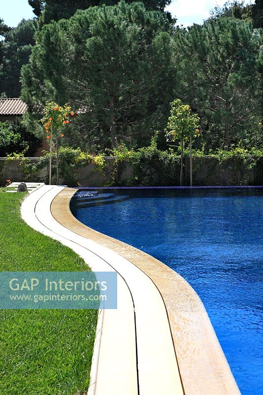 Contemporary swimming pool 