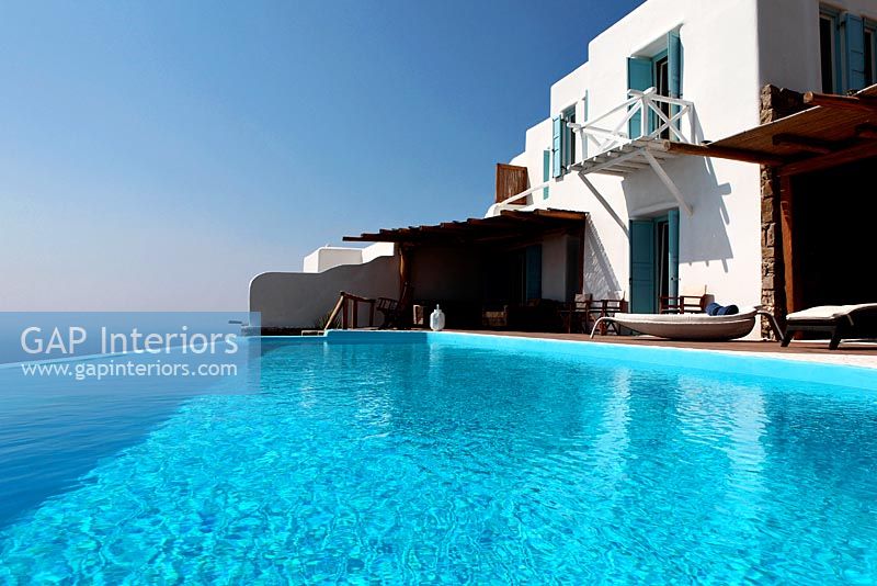 Luxury villa and infinity swimming pool 