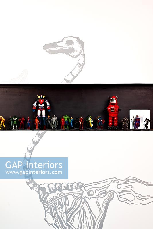 Skeleton artwork by Pascal Péris and figurines display