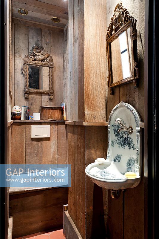 Bathroom with reclaimed wooden panelling