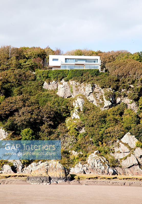 Contemporary home on cliff top
