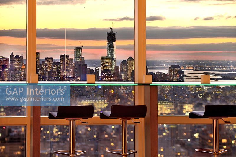 Glass bar with view over New York city
