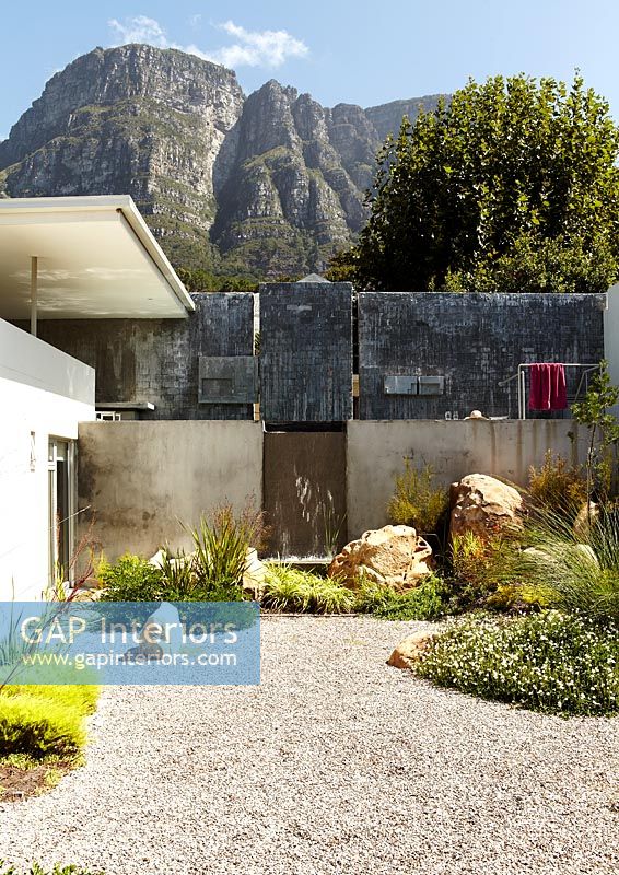 Contemporary gravel garden with view of mountains