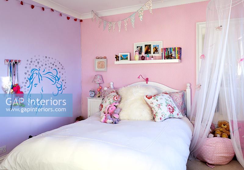 Girl's bedroom