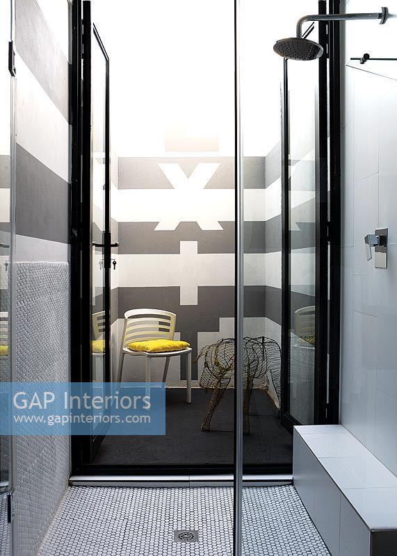 Contemporary wet room with seating area