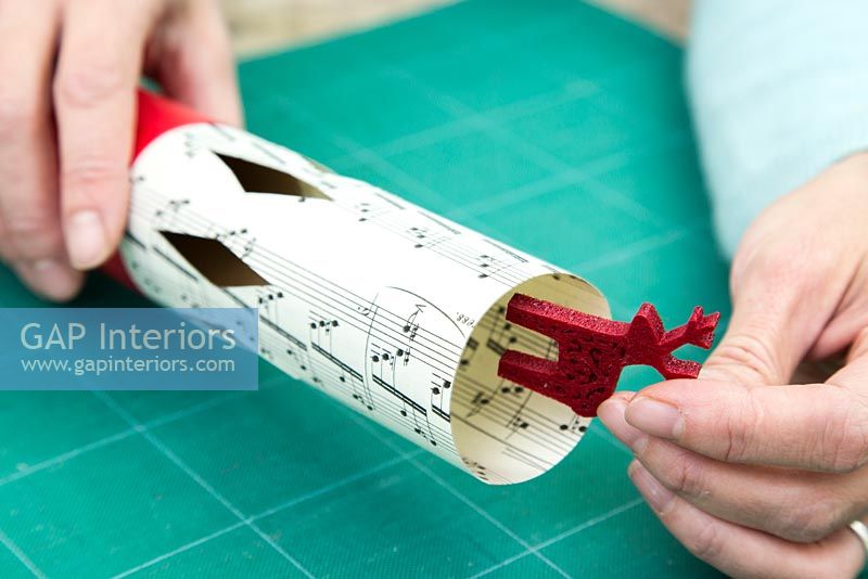 Step by Step guide for making Christmas Crackers from scratch - inserting gift