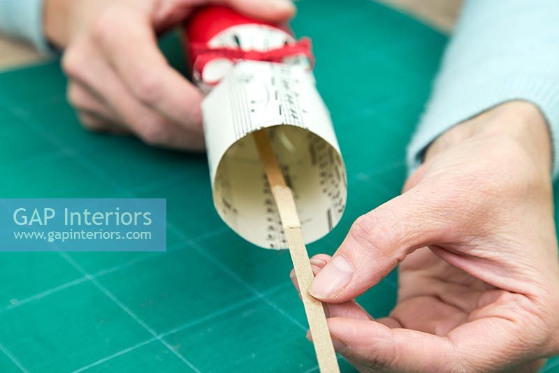 Step by Step guide for making Christmas Crackers from scratch - adding cracker snap