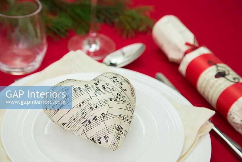 Step by Step guide for making Christmas Crackers - finished cracker by place setting