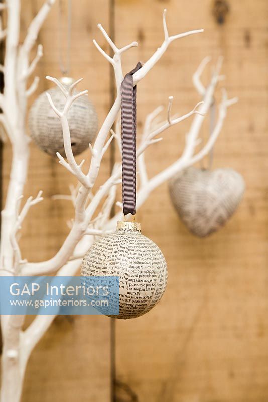 Create a simple Christmas bauble using newspaper - finished decorations