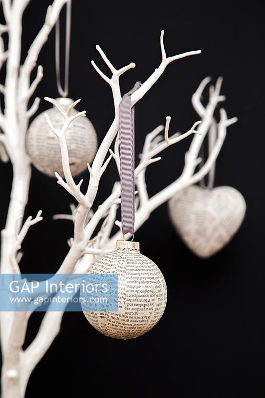 Create a simple Christmas bauble using newspaper - finished decorations