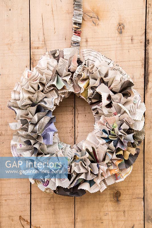 Creating a simple Christmas wreath using newspaper and  wire - finished decoration