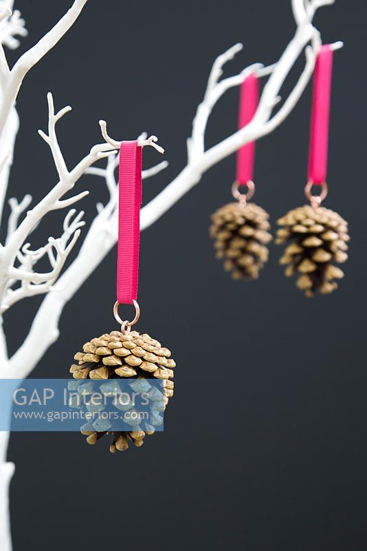 Making christmas decorations with pine cones and ribbon - finished decorations