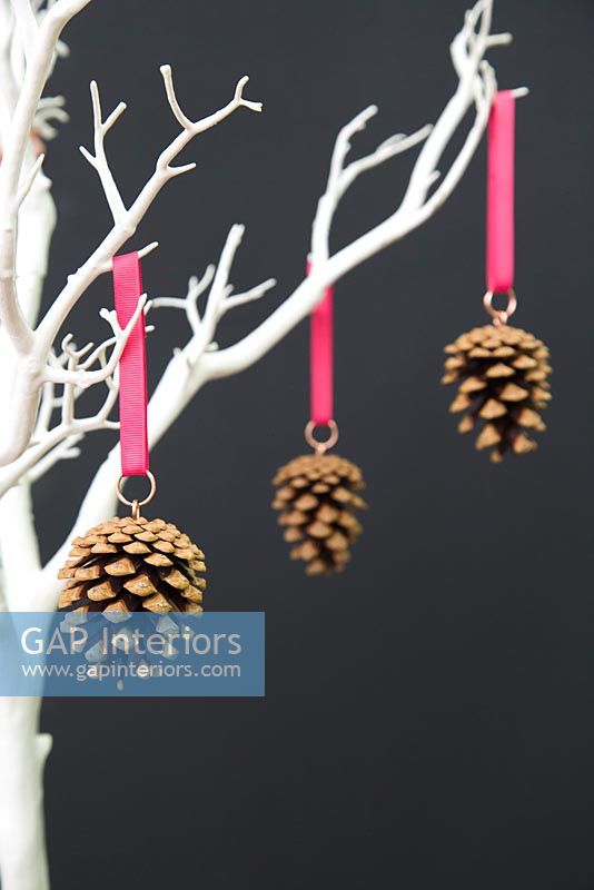 Making christmas decorations with pine cones and ribbon - finished decorations