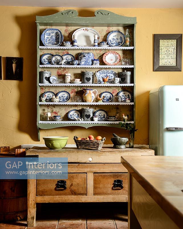 Country kitchen shelving