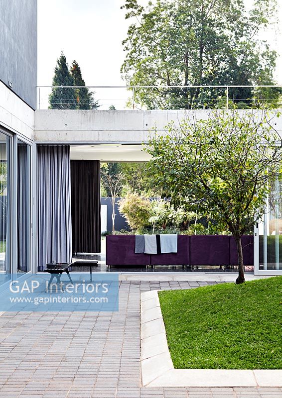 Contemporary house and minimal courtyard garden