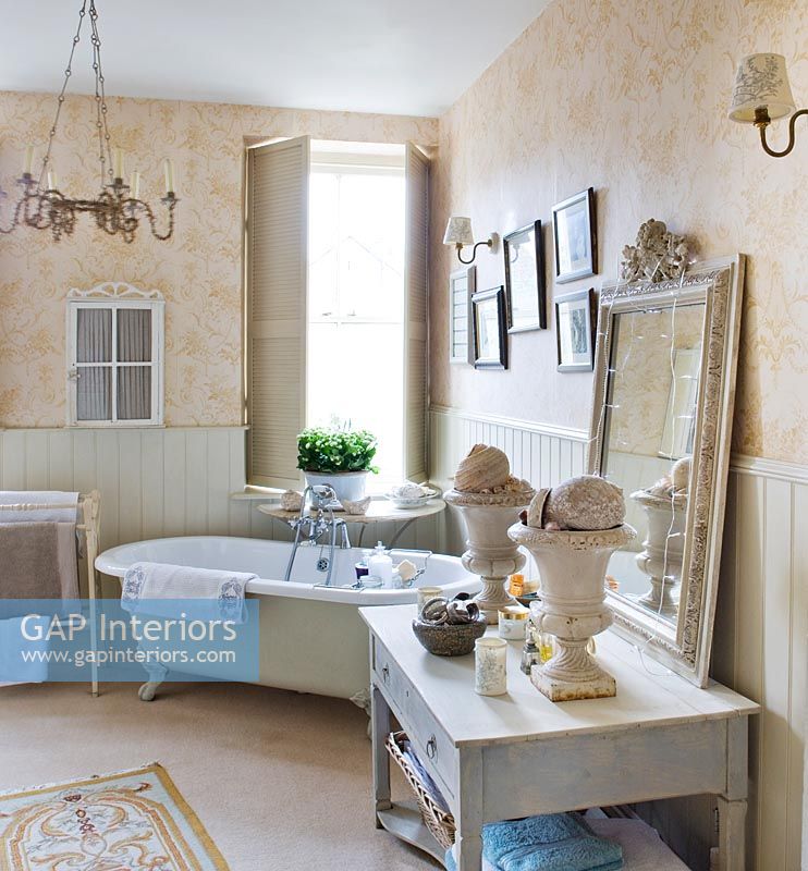 Bathroom with vintage furniture and accessories