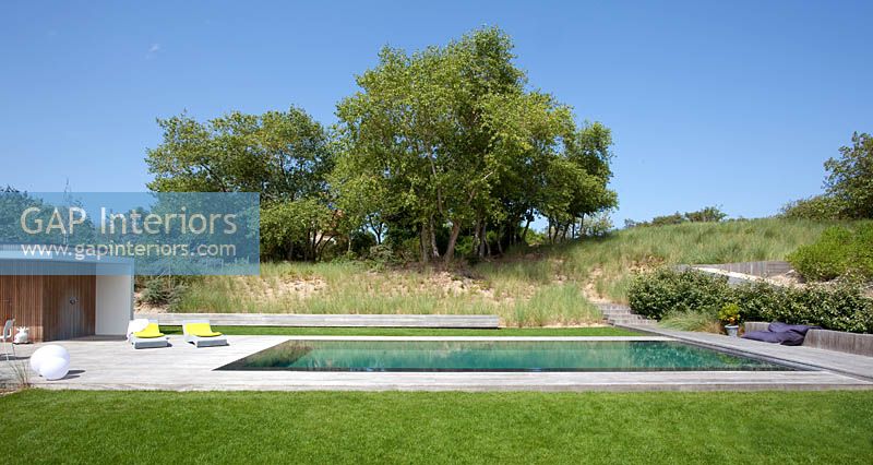 Contemporary garden with pool