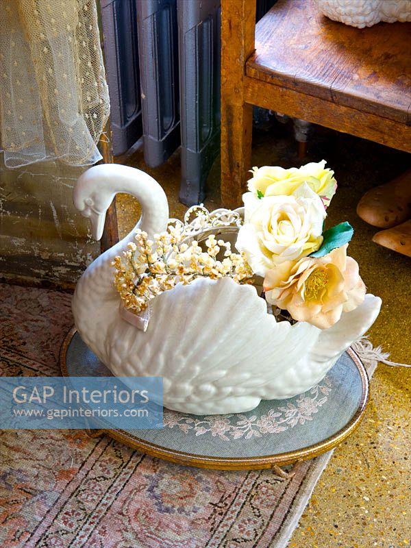 Swan shaped bowl with floral accessories