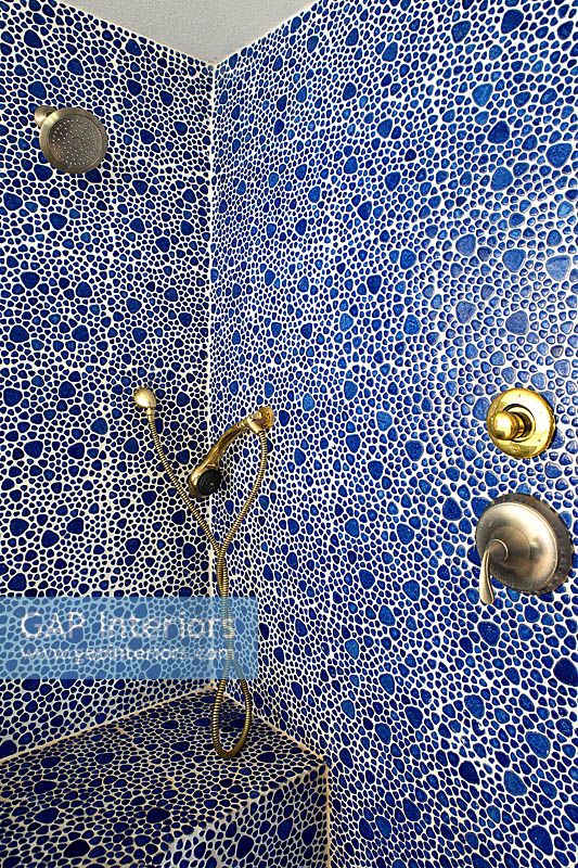Shower cubicle with patterned tiles