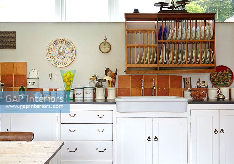 Country style kitchen units