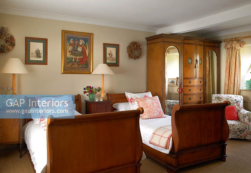 Traditional bedroom