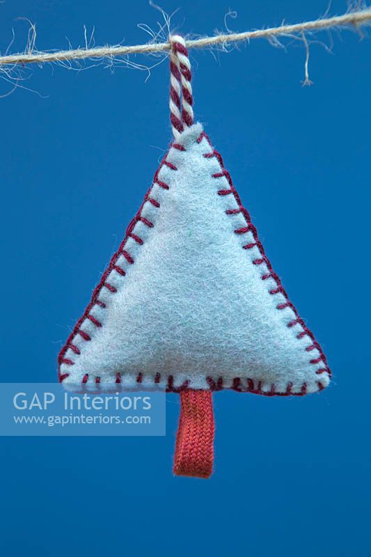 Making stitched felt christmas decorations - miniature christmas tree made from felt and decorative string