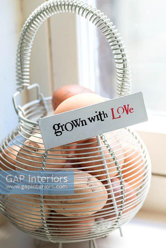 Wire egg basket