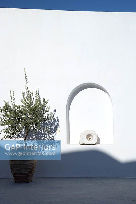 Whitewashed wall with alcove