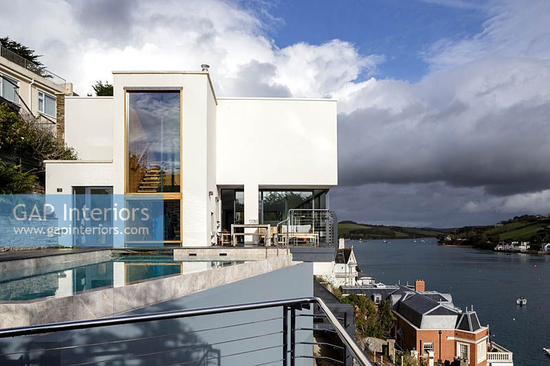 Contemporary house overlooking sea