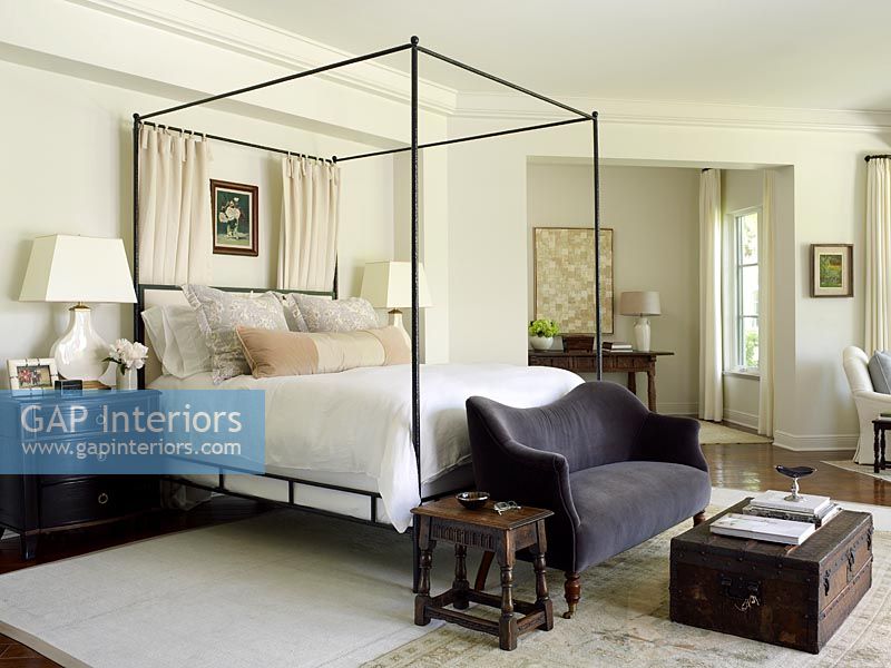 Bedroom with fourposter and seating area