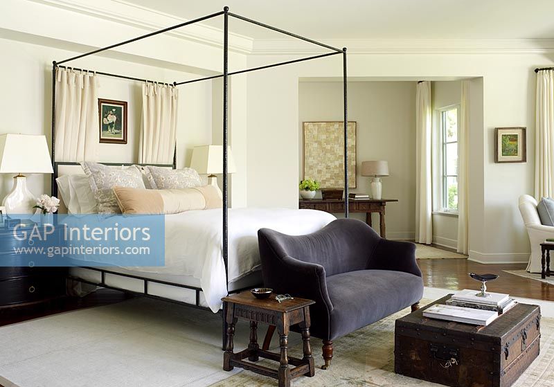 Bedroom with fourposter and seating area