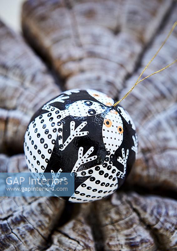 Patterned bauble